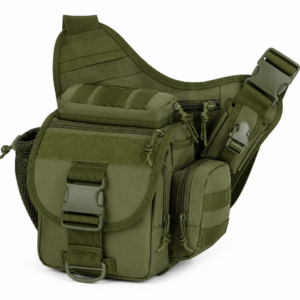 Bolsa táctica cruzada color verde militar con múltiples compartimentos, hebillas de seguridad y sistema MOLLE.