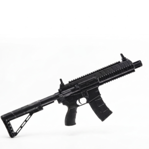 Rifle táctico estilo AR color negro con culata ajustable, rieles Picatinny y cargador desmontable para tiro deportivo.