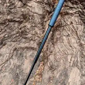 Bastón retráctil táctico de acero de 21 pulgadas con mango antiderrapante, extendido sobre corteza de árbol, defensa personal legal en México - GISPACK
