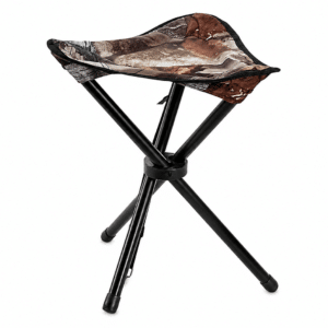 Banco plegable portátil con asiento camuflaje y estructura metálica tipo tripié para campismo y pesca.