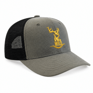 Gorra Wild gris tipo Trucker con malla negra y bordado de venado para actividades al aire libre.