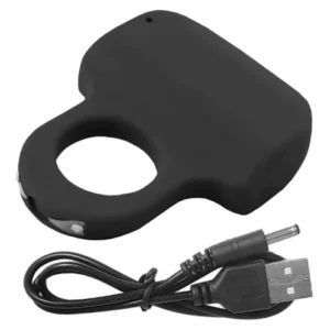 Anillo de protección eléctrico recargable color negro con cable USB para defensa personal y seguridad portátil.