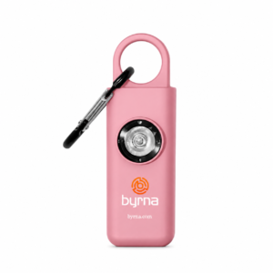 Alarma personal Byrna color rosa con luz LED integrada y mosquetón para llavero.