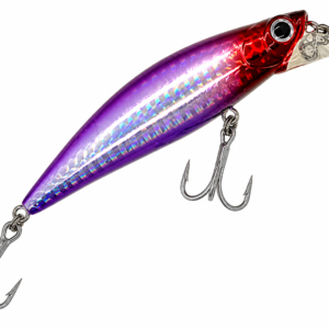 Señuelo minnow morado con cabeza roja, acabado holográfico y anzuelos triples para pesca deportiva.