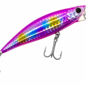 Señuelo minnow holográfico color morado con reflejos iridiscentes y dos anzuelos triples para pesca deportiva.
