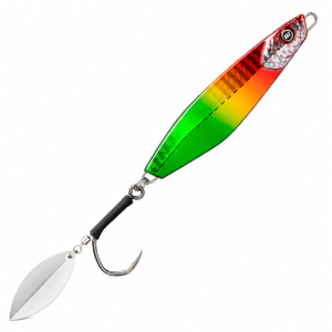 Señuelo jig metálico rojo, naranja y verde holográfico con anzuelo asistido y hoja giratoria para pesca deportiva.