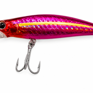 Señuelo minnow rosa y rojo con línea amarilla, pala de buceo y anzuelos triples para pesca deportiva.