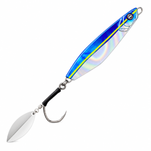 Señuelo jig metálico azul holográfico con reflejos plateados, anzuelo asistido y hoja giratoria para pesca deportiva.