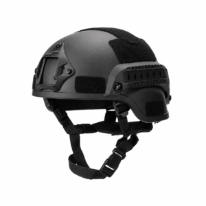 Casco táctico negro de protección con sistema de ajuste, correas de sujeción y rieles laterales para accesorios.