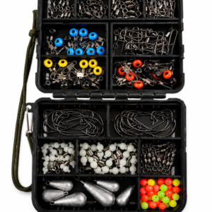 Caja organizadora con kit de accesorios para pesca que incluye anzuelos, plomos, emerillones y perlas flotantes.