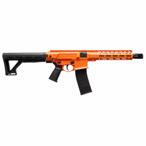 Rifle traumático tipo AR color naranja con culata ajustable y cargador desmontable.