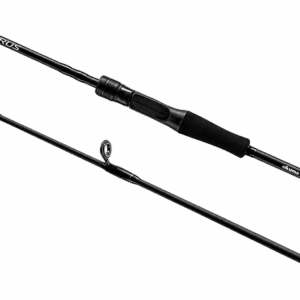 Caña de pesca Okuma Cairus de carbono color negro con mango ergonómico de EVA y guías reforzadas sobre fondo blanco.