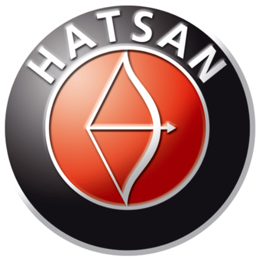 Emblema circular de Hatsan con arco y flecha sobre fondo naranja.